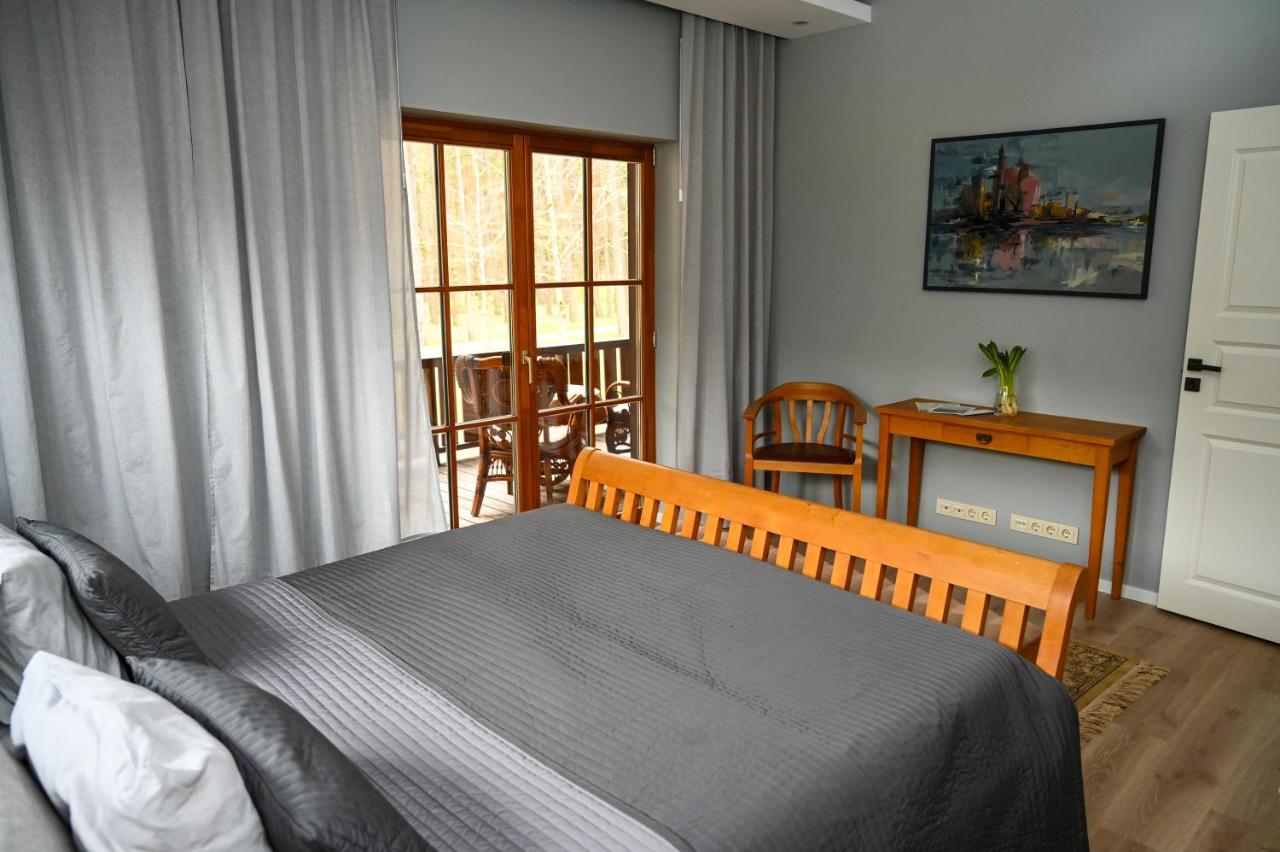Zimmer mit Kingsize-Bett und Balkon