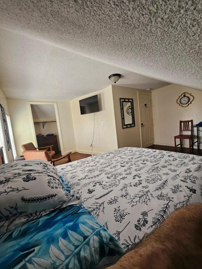 Nice updated attic apartment near Whole Foods, Brown University, Miriam - B&B Providence