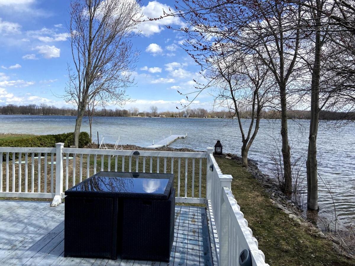 Chalet St-Jean-Sur-Richelieu Waterfront - B&B