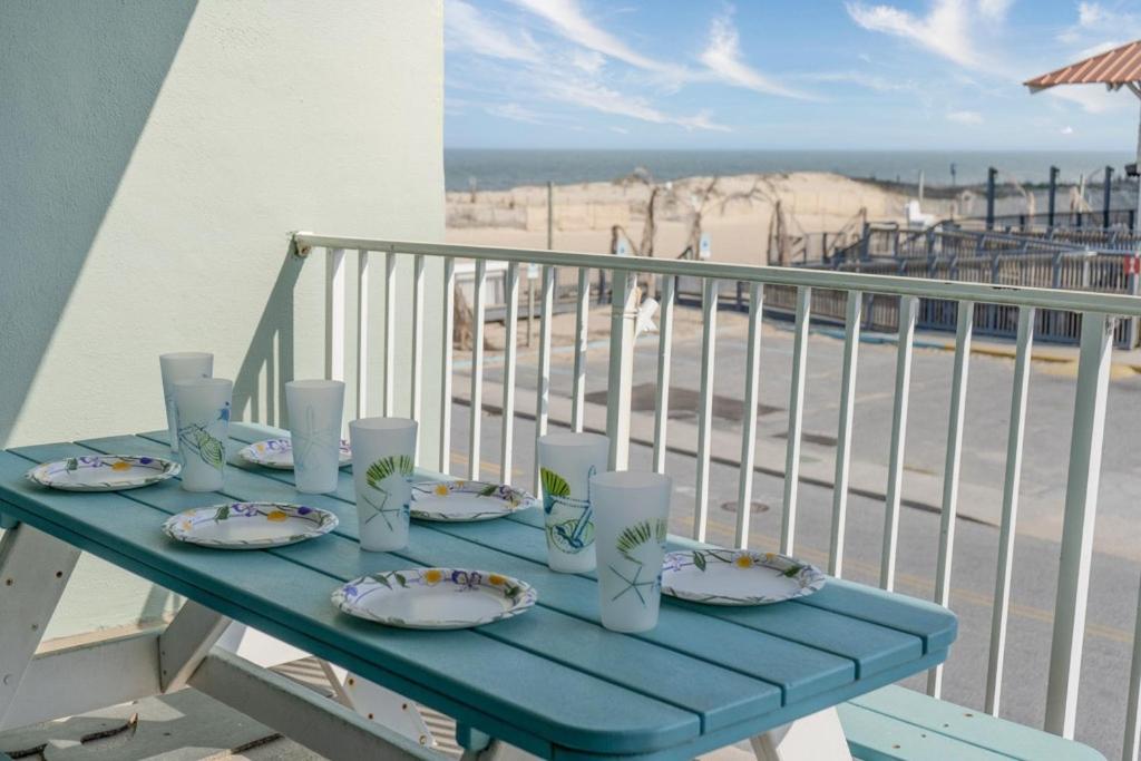 2 Bedrooms with beach views and in walking distance to Seacrets! - B&B