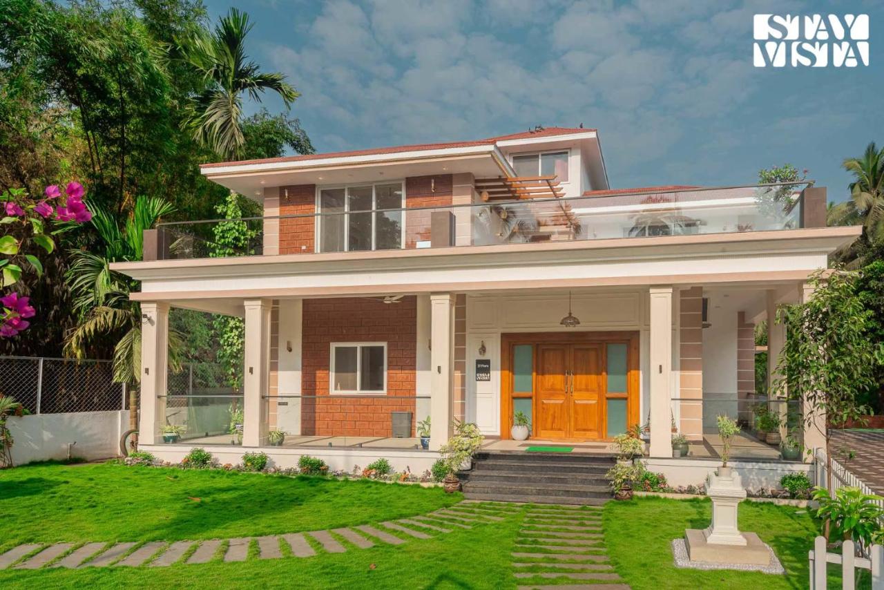 StayVista at 27 Flora with Lawn, Pool, WiFi - Chambres d’hôtes