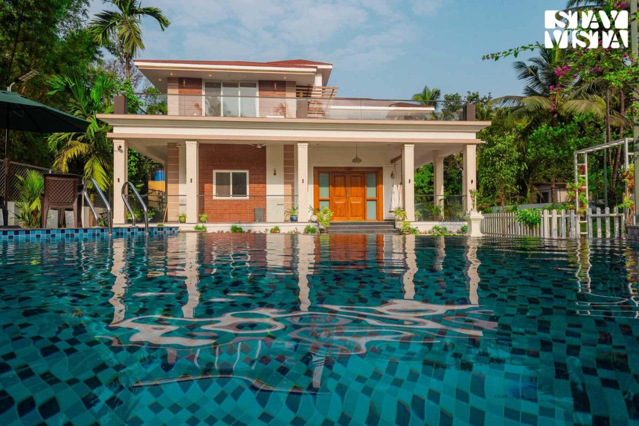 StayVista at 27 Flora with Lawn, Pool, WiFi - Bed and Breakfast Nāgaon