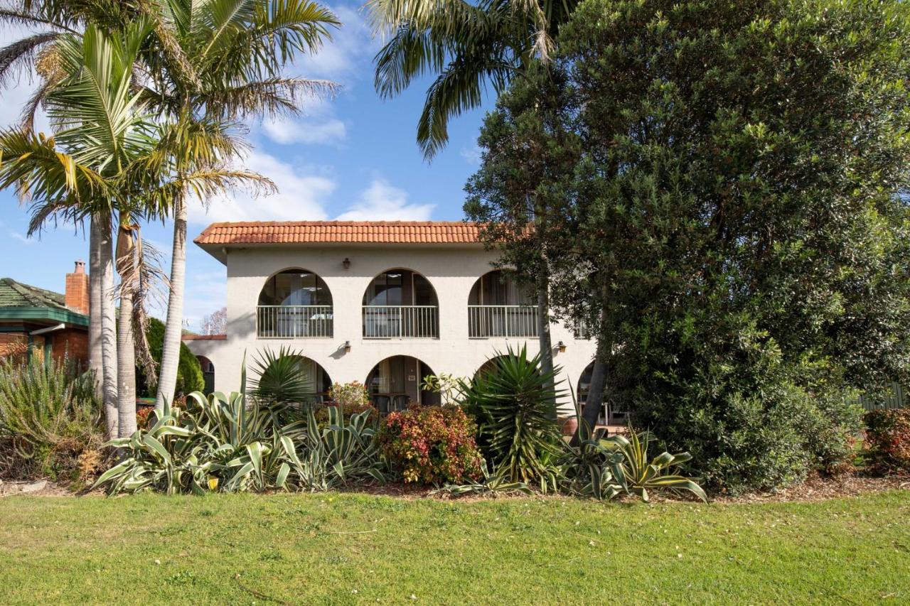 Charming 2-Bed Apartment with Bay Views - Bed and Breakfast Batemans Bay