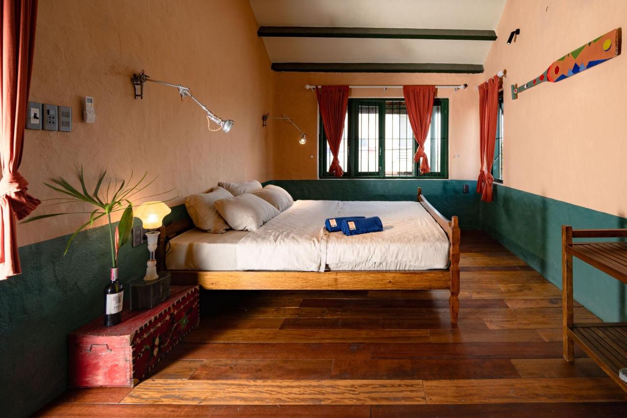 Zimmer mit Kingsize-Bett und Bergblick