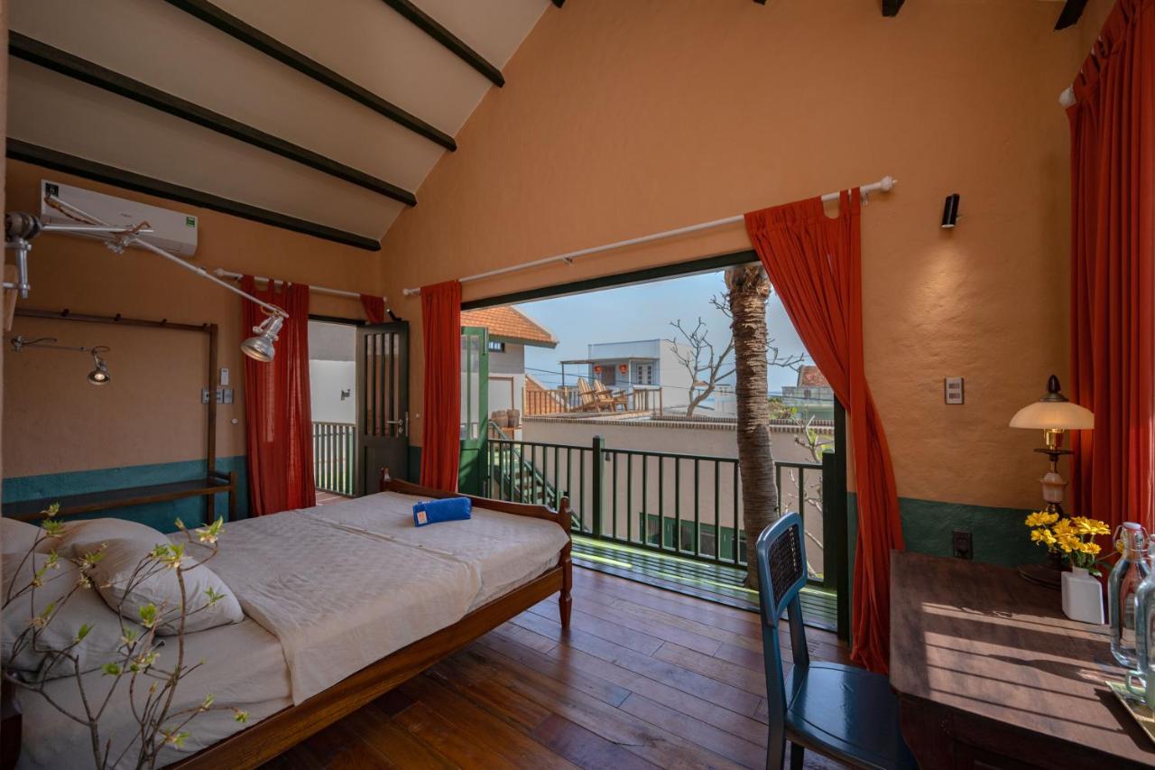 Zimmer mit Kingsize-Bett und Meerblick