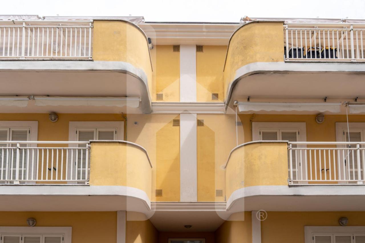 Homiday - Via Gramsci Giallo - Bed and Breakfast Pineto