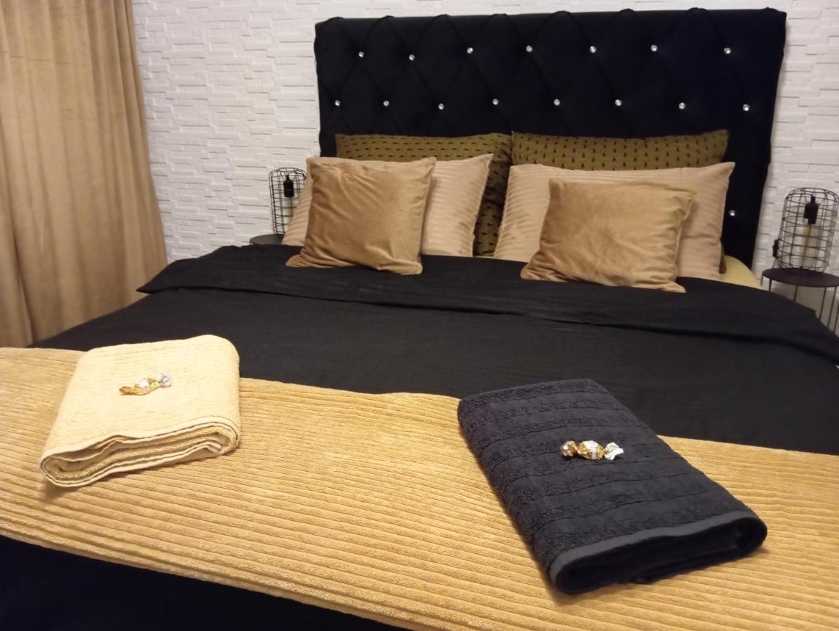 Black Diamond Lux - deluxe riverside apartment - Ferienwohnung Senta