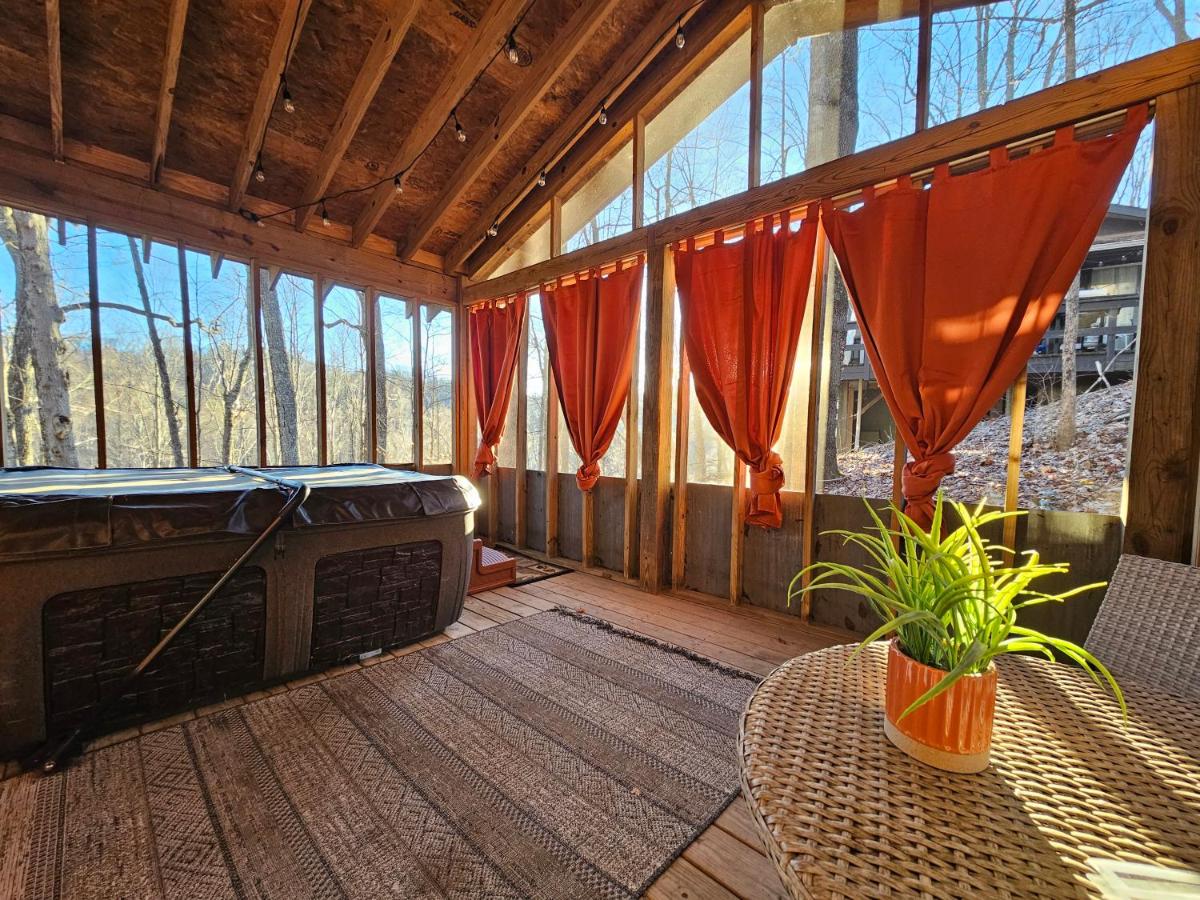 Romantic Fall Foliage Couples Cabin, Private Hot Tub, EV Station, Fast 600 Mbps WiFi - B&B Mars Hill