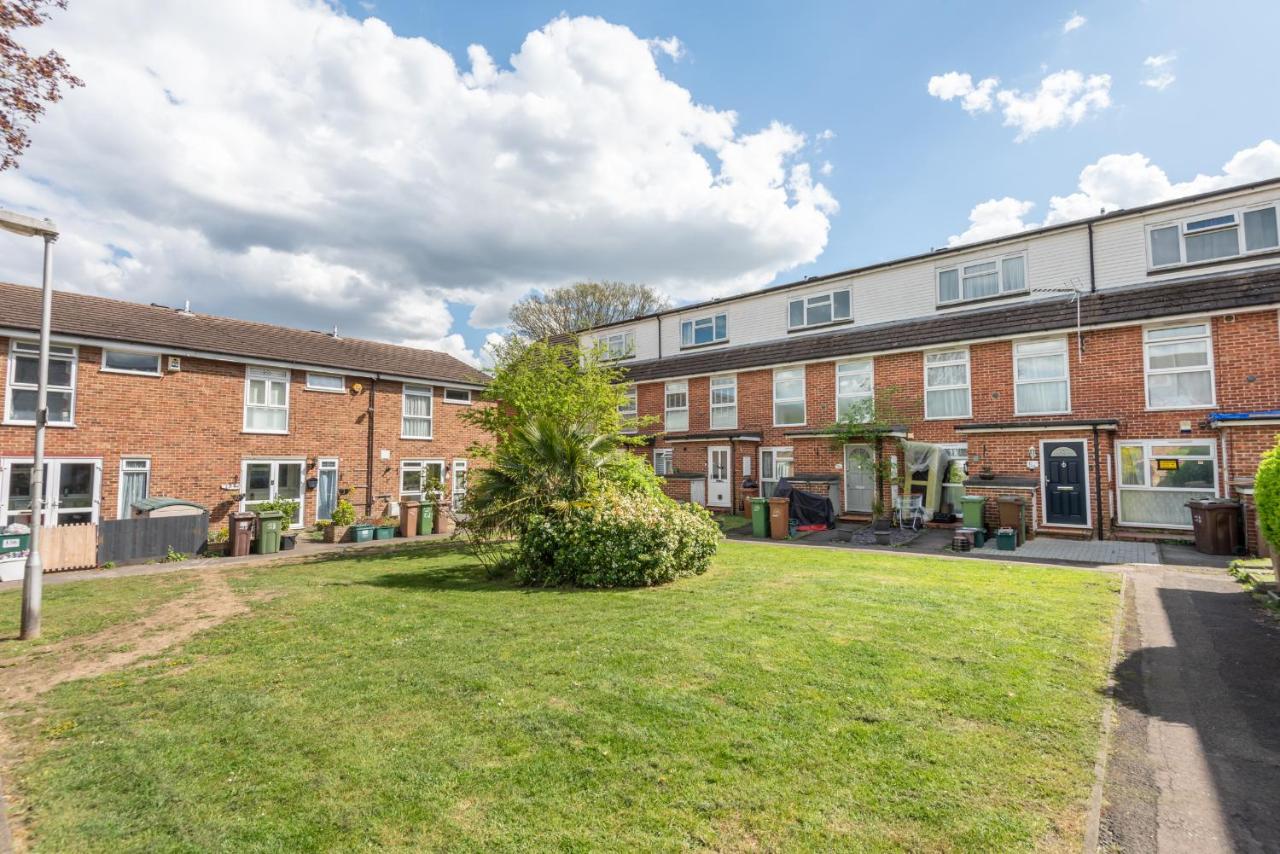 Spacious 2BR home in Croydon with parking - B&B Wallington