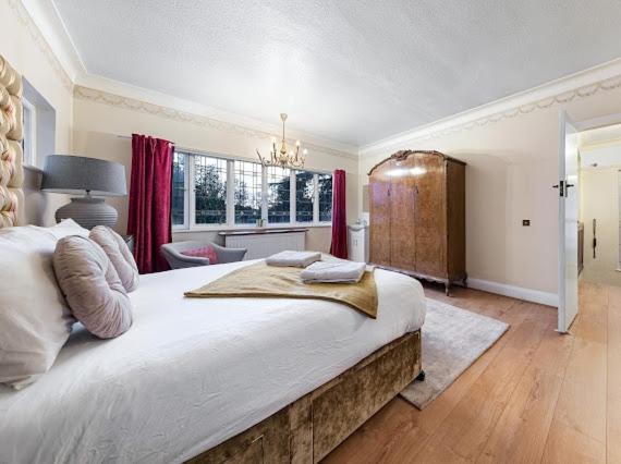 Large house with parking - B&B