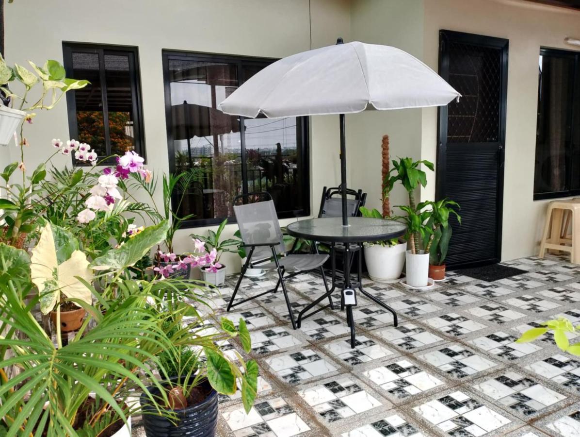 A Suburban Haven, top floor unit with Balcony- at Camarin Caloocan City!! - B&B