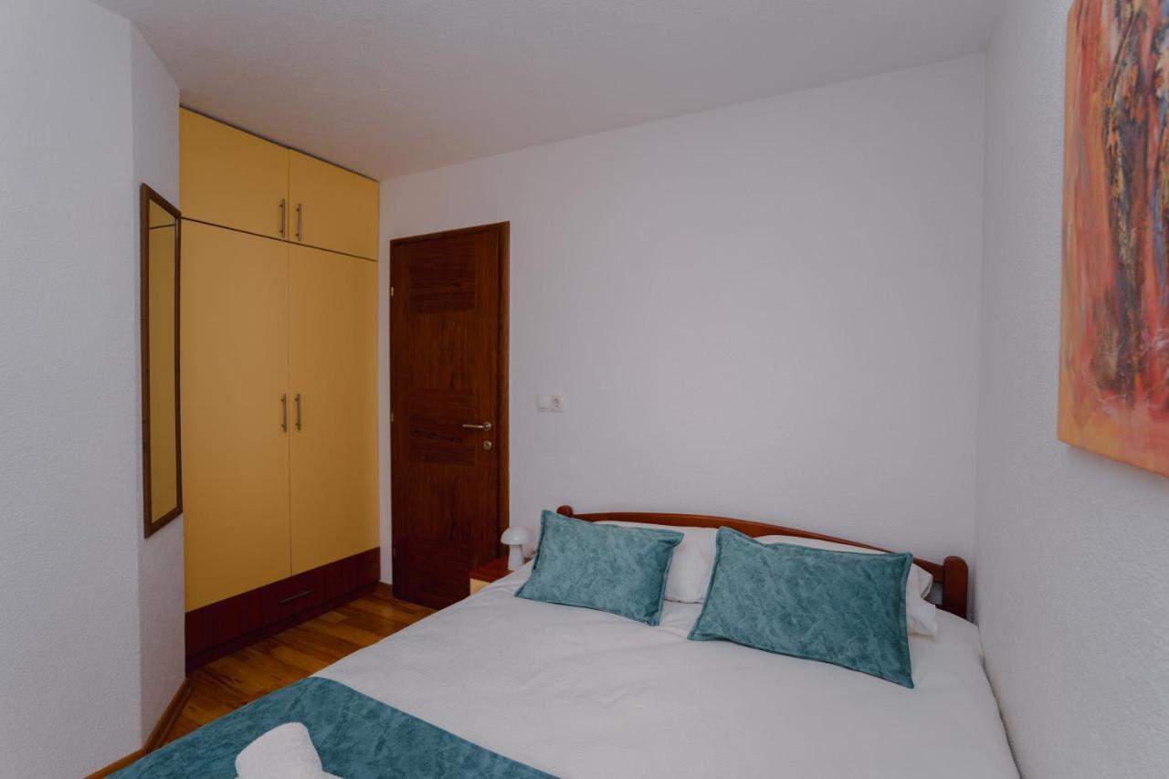 Apartamento de 2 dormitorios con terraza y vistas al mar