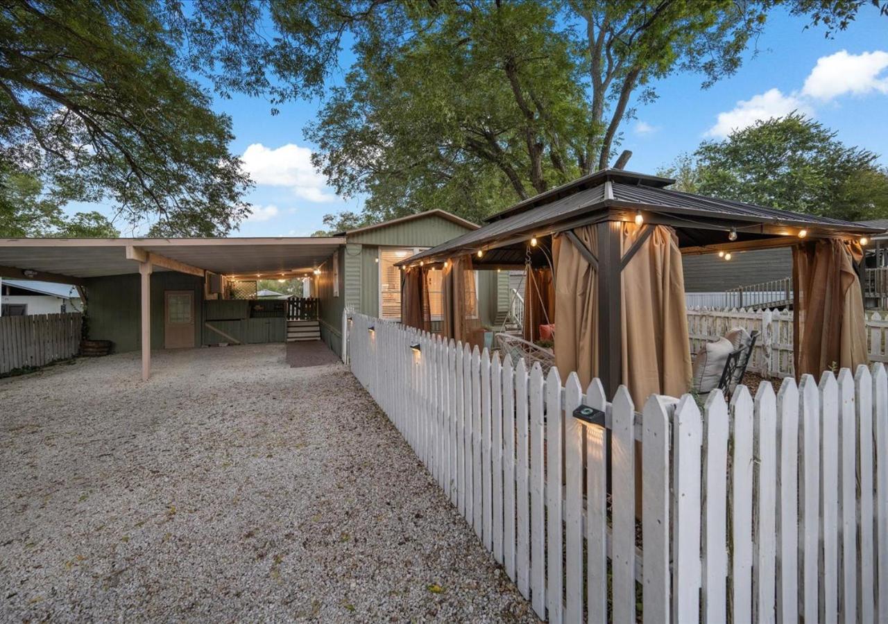 Hot Tub, Fire pit & Pet-friendly Riverside Retreat - B&B New Braunfels