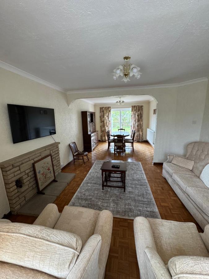 Vintage 3 Bedroom Detached House, with Large Garden and Private Parking - Chambres d’hôtes