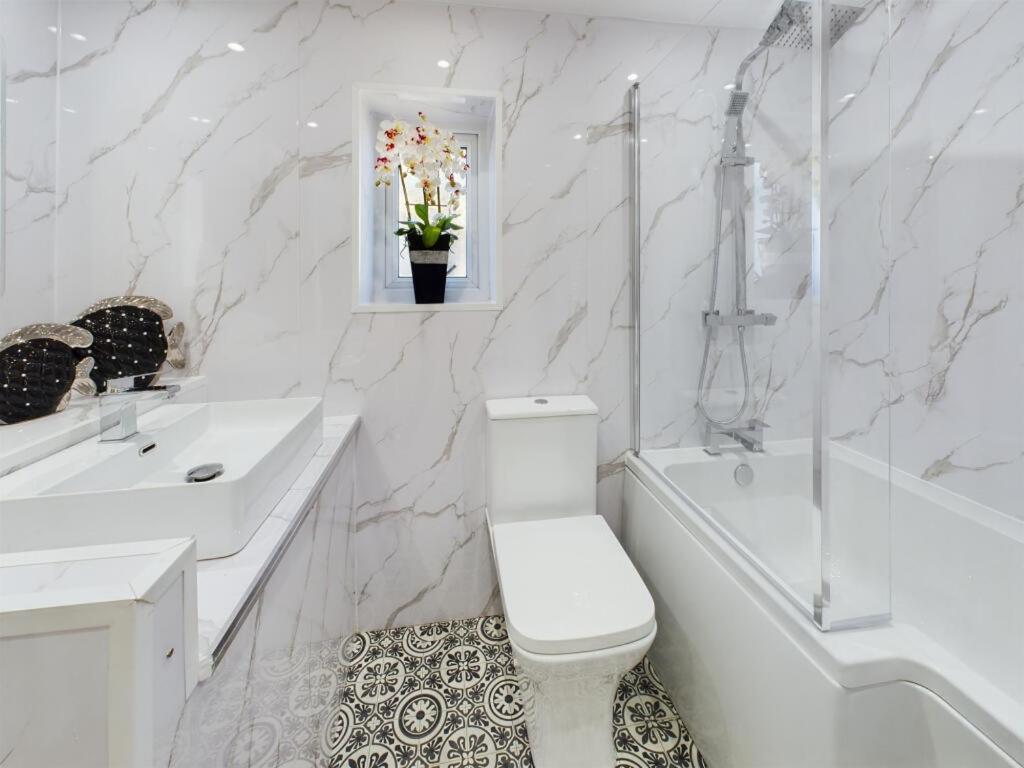 Tudor Hot Tub Family House - B&B Lytham St Annes