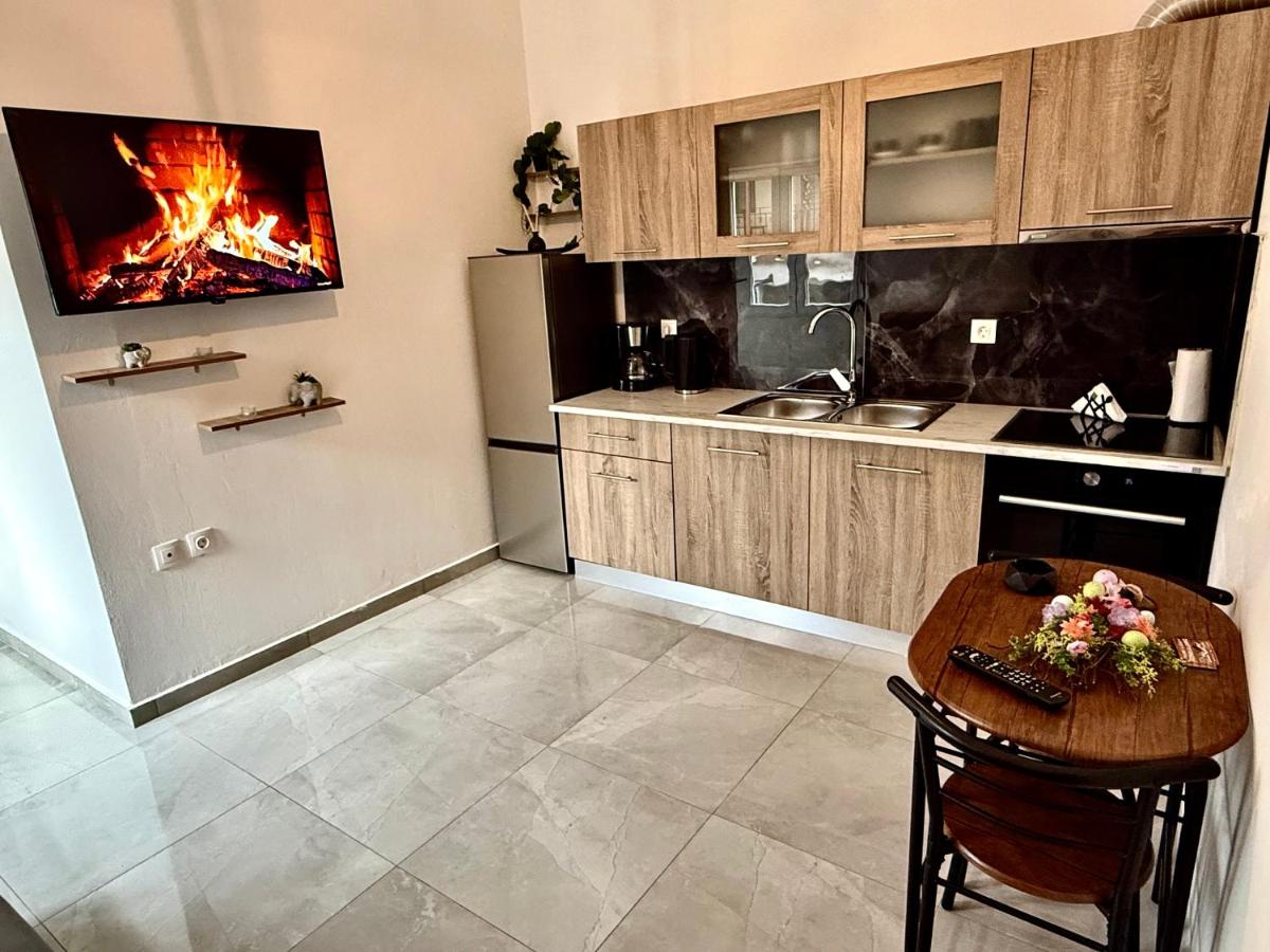 Το ΦΑΡΑΓΓΙ ΤΟΥ ΠΑΡΝΑΣΣΟΥ 4 - B&B