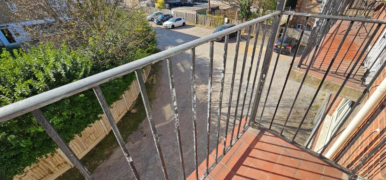 Stylish 2BR Condo in Grays, close to Lakeside, Tilbury Docks and London City - B&B Grays