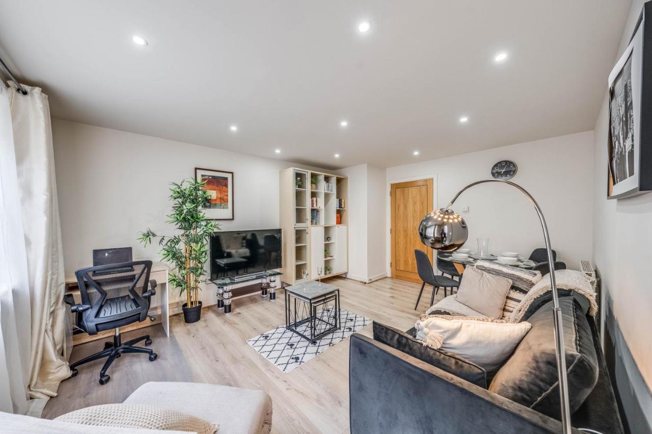 Canary Wharf O2 ExCel Flat with Parking & Balcony - Bed and Breakfast