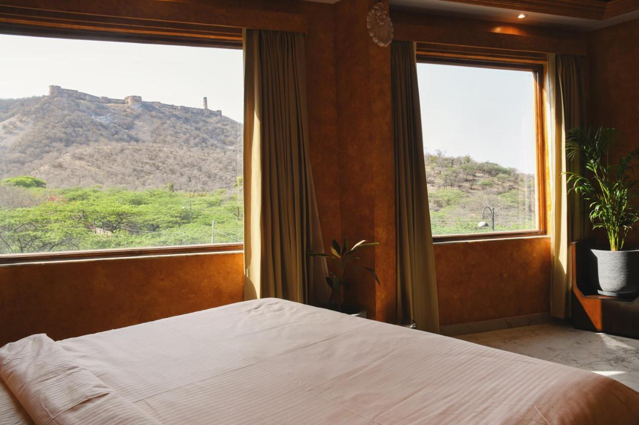 Zimmer mit Kingsize-Bett und Bergblick