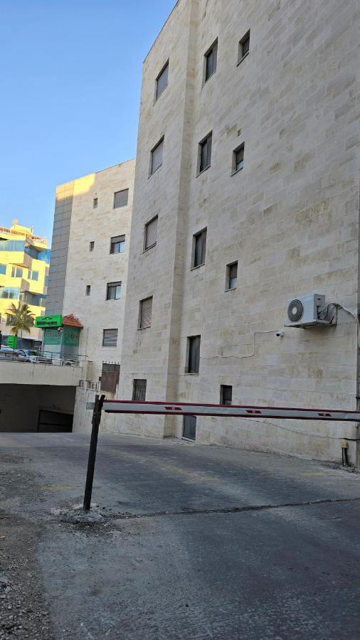 Modern One Bedroom with Steps from the Best Shops - B&B Amman