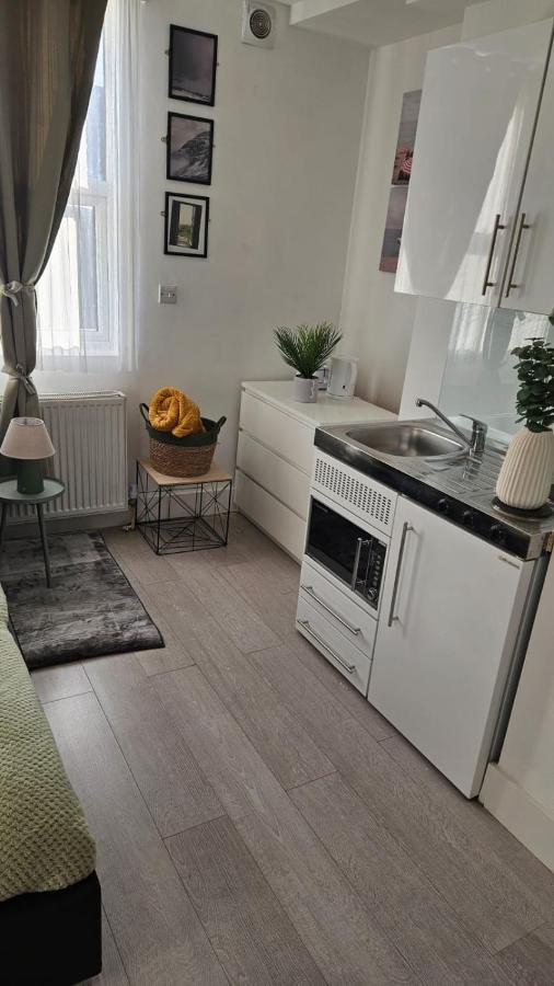 Bright Studio Apt, Great connection 2B - B&B