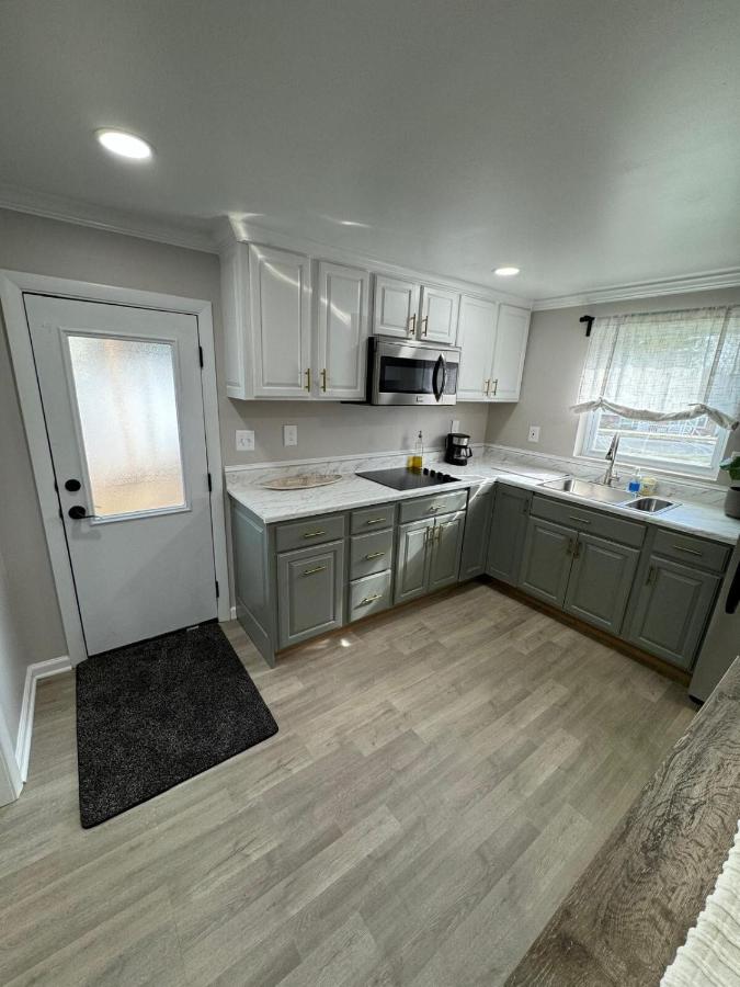 Pet Friendly Private Basement with Kitchen and patio - B&B