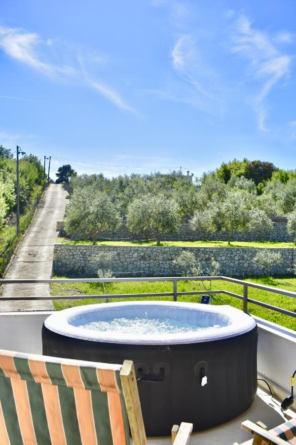 Tiny House with Hot Tub & View - Ferienwohnung Ulcinj