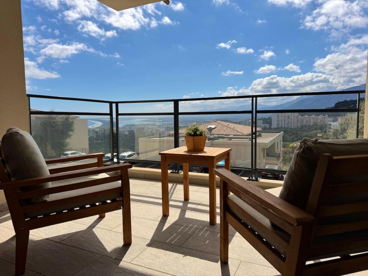 Charming 2-bedroom with sea and mountain views - B&B
