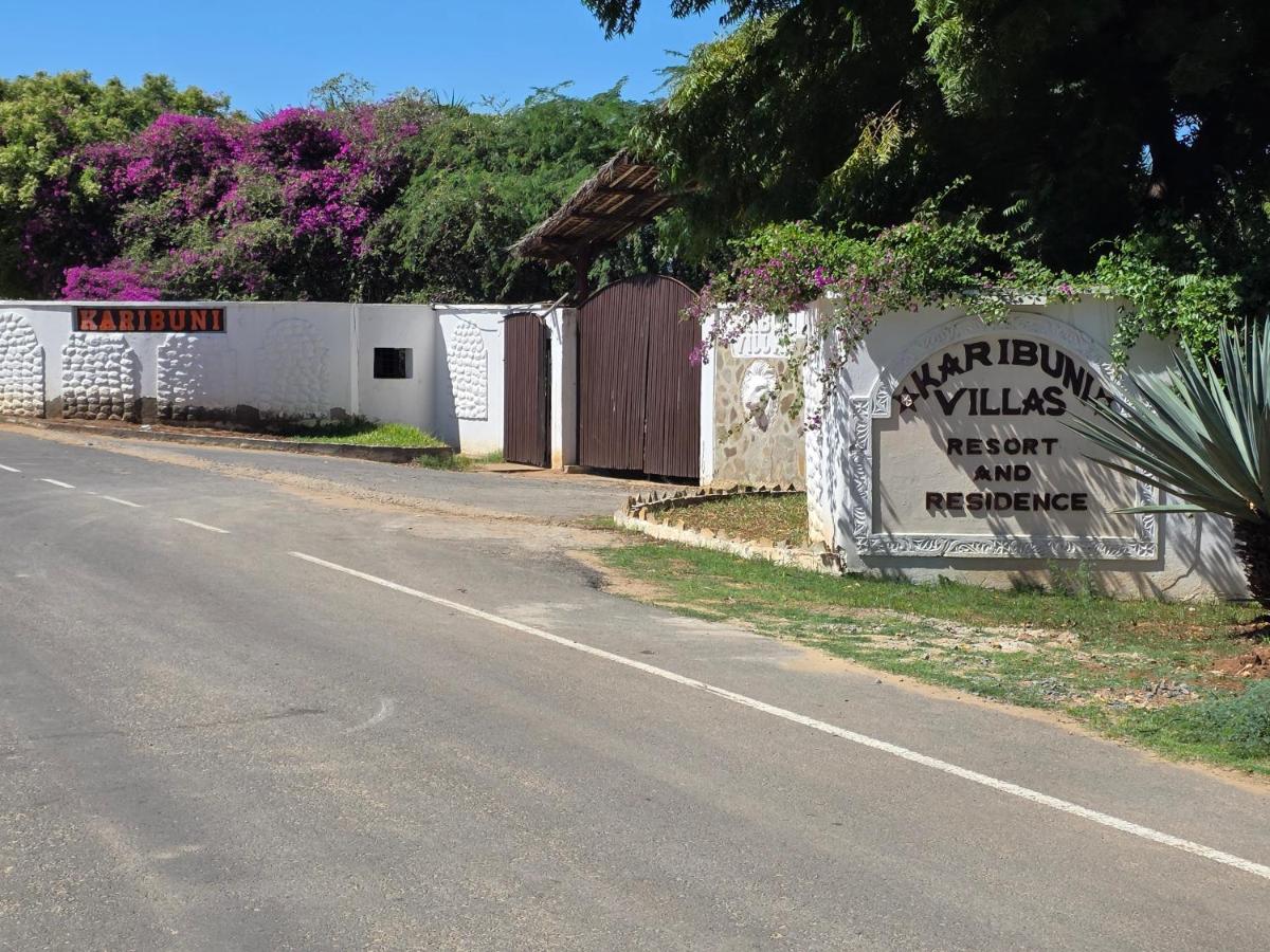 Karibuni, Villa 107, Beachfront Stay with Restaurant, Pool & Bar - B&B