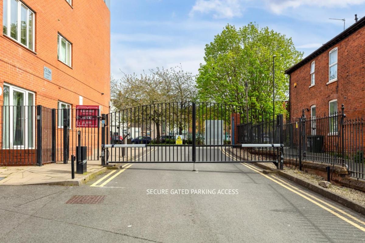 Beautiful Apartment in City Centre with Free Parking, Balcony, Work Desk, Self-Check-In, Fast Wifi and Smart TVs by Yoko Property - Chambres d'hôtes Coventry
