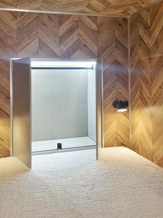 Deluxe One-Bedroom Apartment