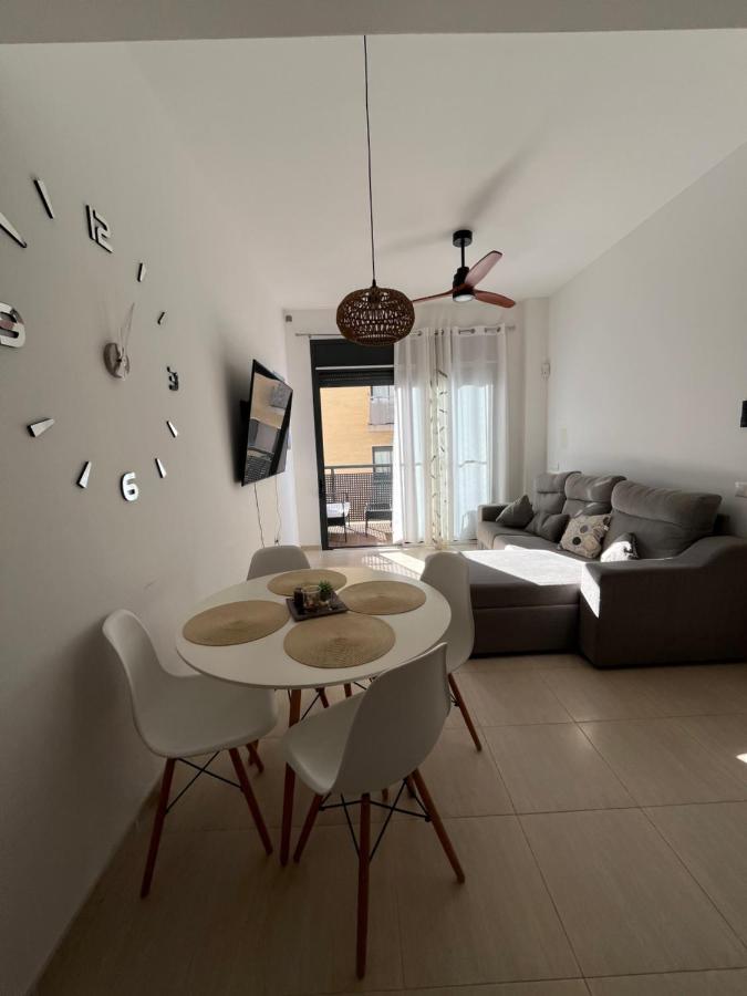 Apartamento con piscina ,parking y aire acondicionado - Chambres d’hôtes