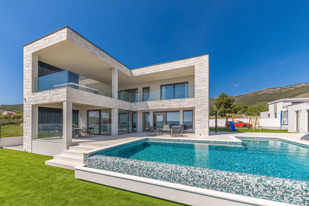 Luxury Villa Sunlife with pool - B&B