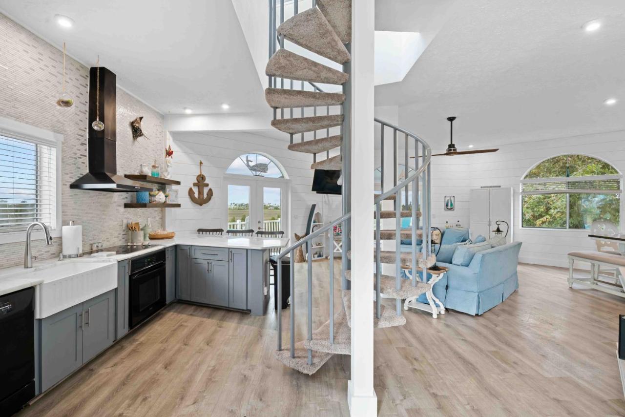 Waterfront Octagon Home with Kayaks & Paddleboard - B&B Hernando Beach