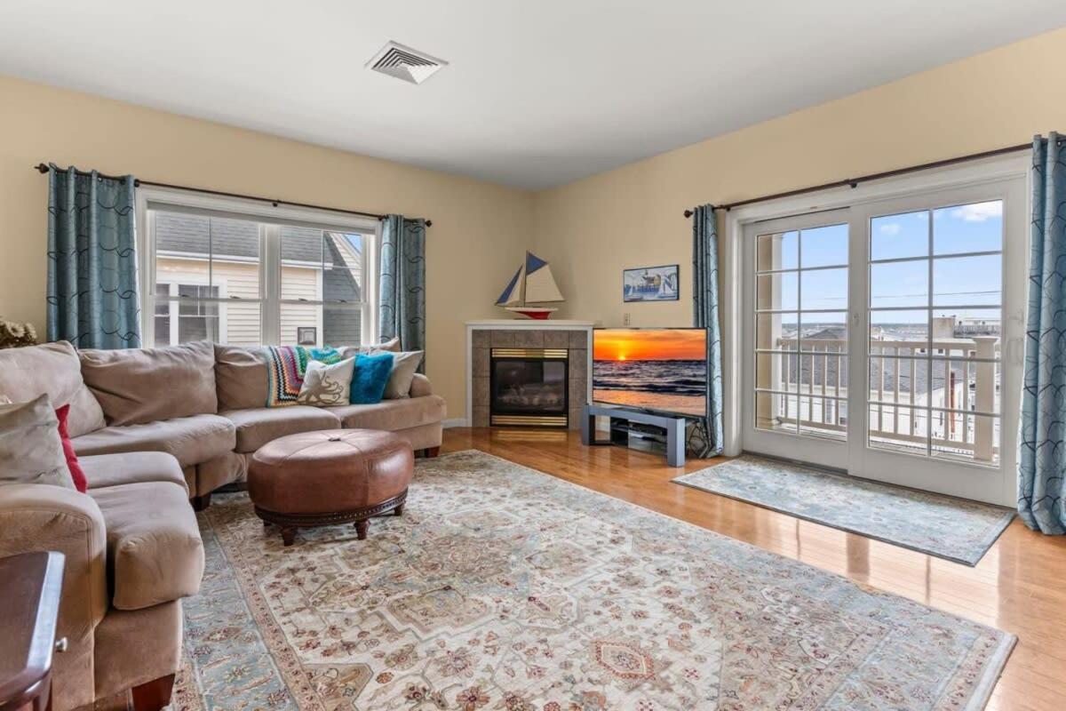 Private Balcony Steps to Beach K St Penthouse #6 - B&B Hampton