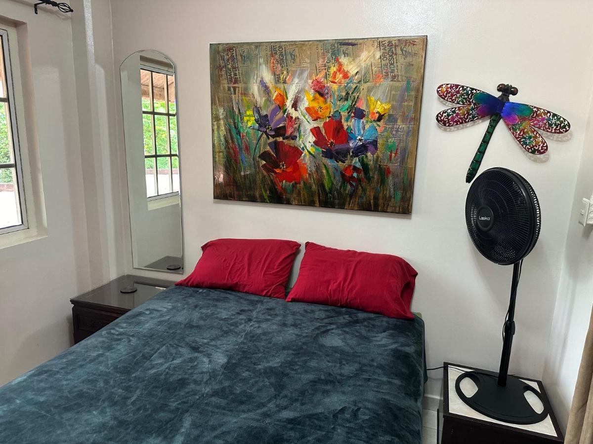 Zimmer mit Queensize-Bett und Gemeinschaftsbad