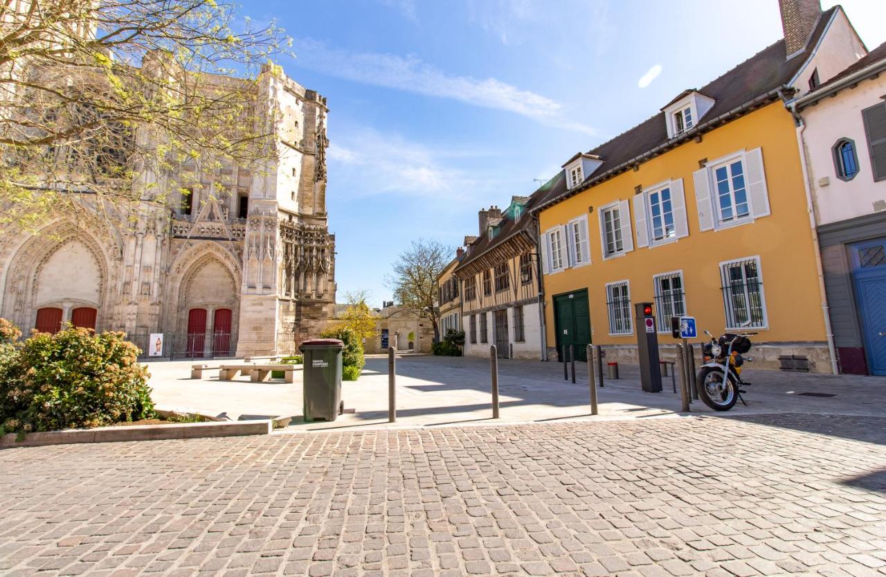 Balthazar, Parking gratuit, Vue privilégiée sur la Cathédrale, WiFi HD, Centre-Ville de Troyes - Chambres d'hôtes Troyes