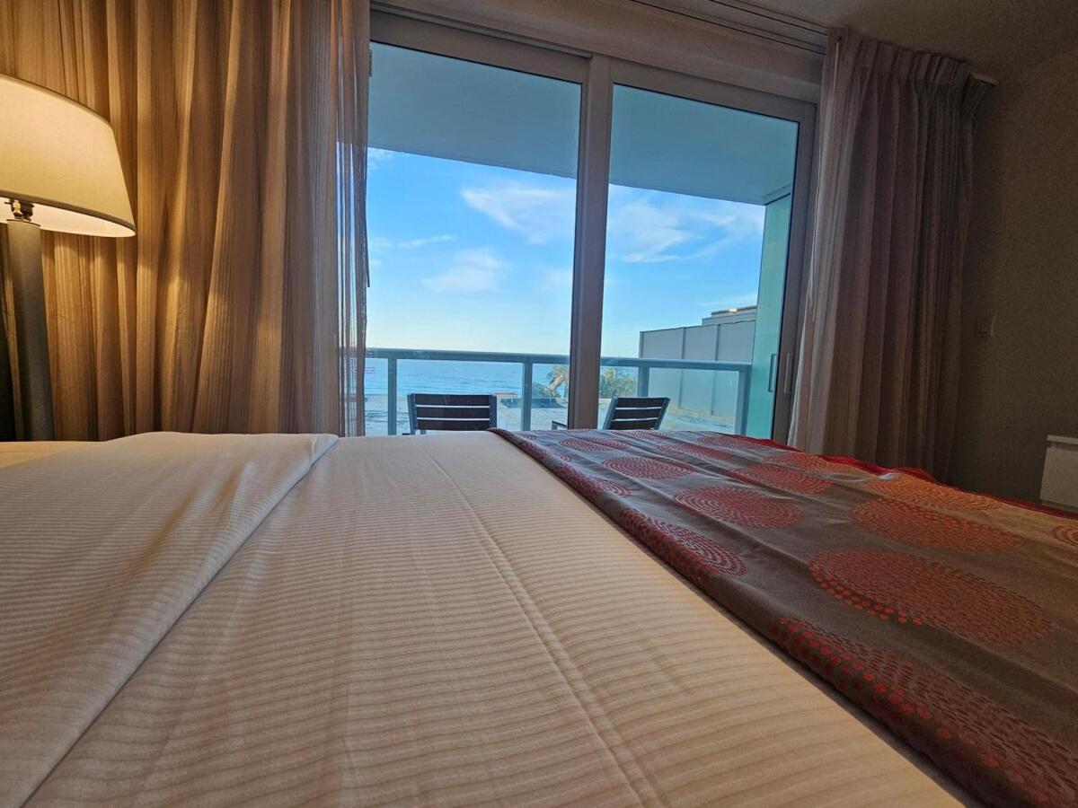 Ocean front paradise studio with ocean view and beach exit - B&B Sunny Isles Beach