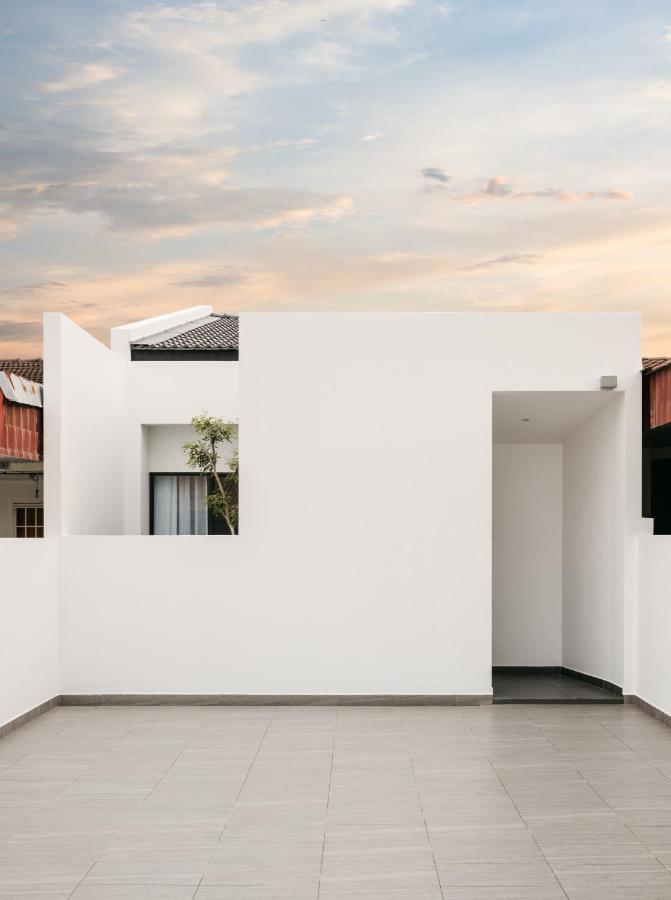 Romantic Rooftop Jacuzzi Villa with Sunset Views - B&B Jelutong