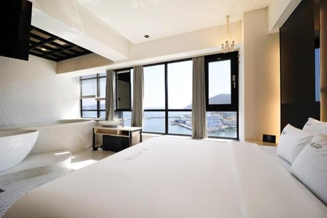 Changwon Jinhae Almond Hotel - B&B