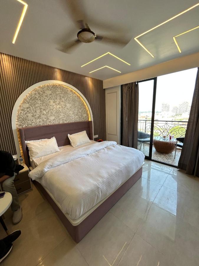 Galaxia luxe stay Lucknow - B&B