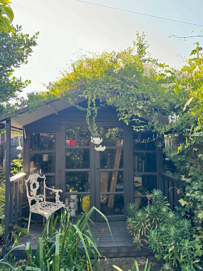 Stylish 3-bedroom house with secluded garden and home office in central Whitstable - Chambres d'hôtes Whitstable