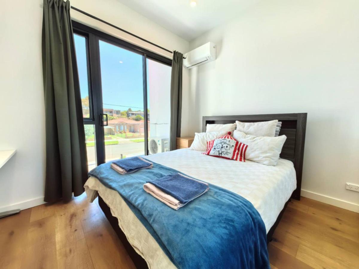 Bright room with queen bed and balcony near train station - B&B