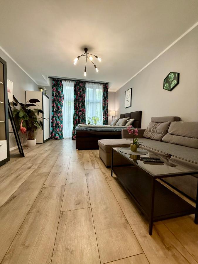 Apartament FLAMING DeLuxe z balkonem w centrum naprzeciwko PKP PKS - self check in - darmowy parking - późne wymeldowanie do 12 - wystawiamy FV