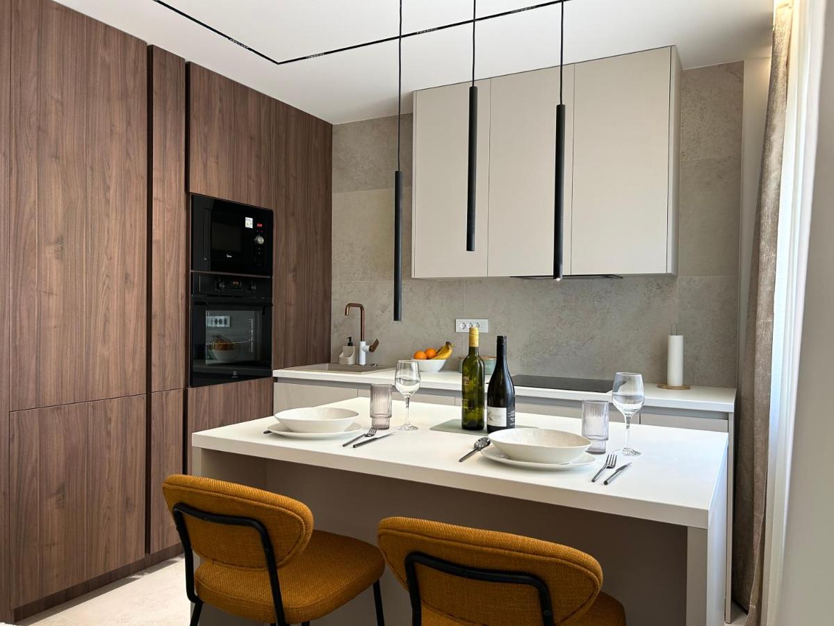 Apartment Ana with Private Parking - Bed and Breakfast Makarska