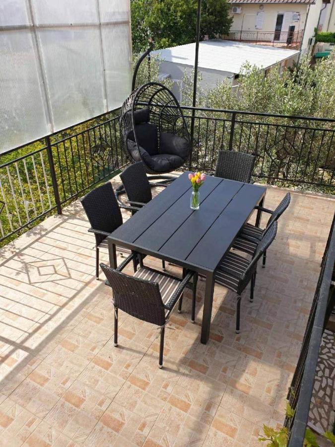 Apartman Bepino terasa&parking - Ferienwohnung Pirovac