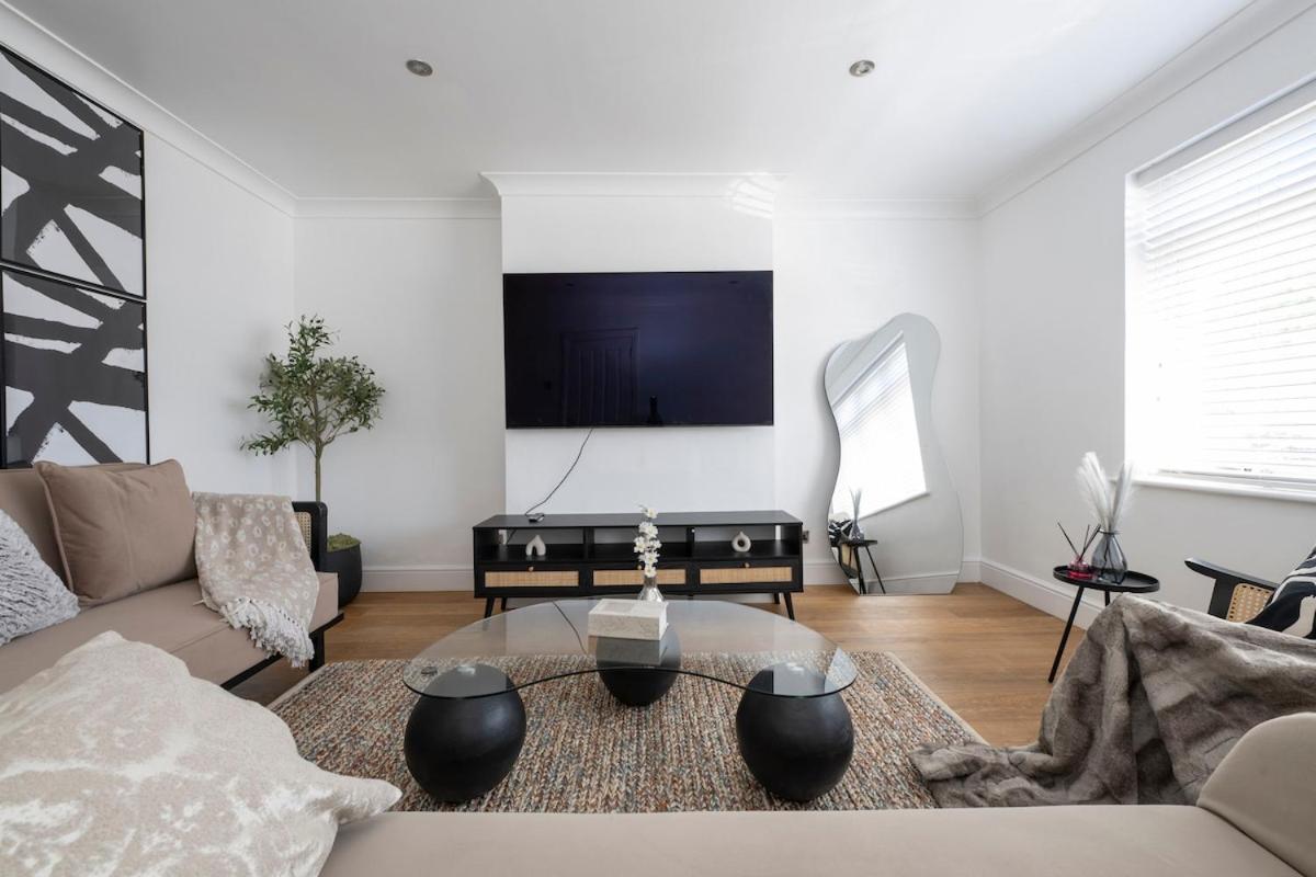 The Romford Oasis - Spacious 4 bedroom escape - Chambres d’hôtes Havering atte Bower