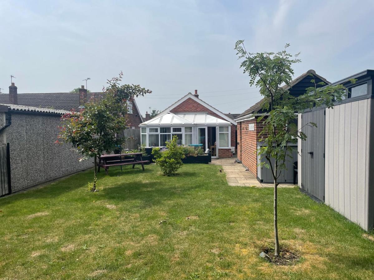 Two bedroom detached bungalow with conservatory - B&B