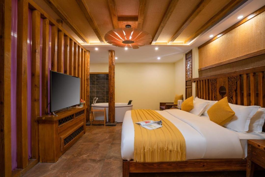 Zimmer mit Kingsize-Bett und Gartenblick.