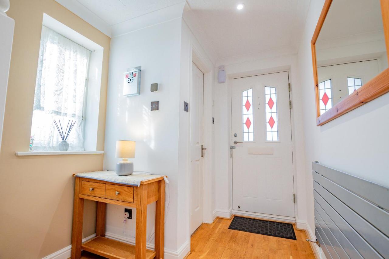 Stylish 3-Bed, Garden & Secure Parking - M5 5 mins - B&B Hindlip